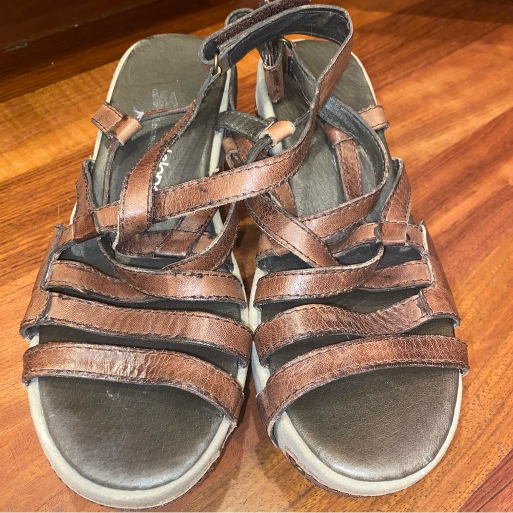 Antelope platform suede leather striped sandals size 38 8